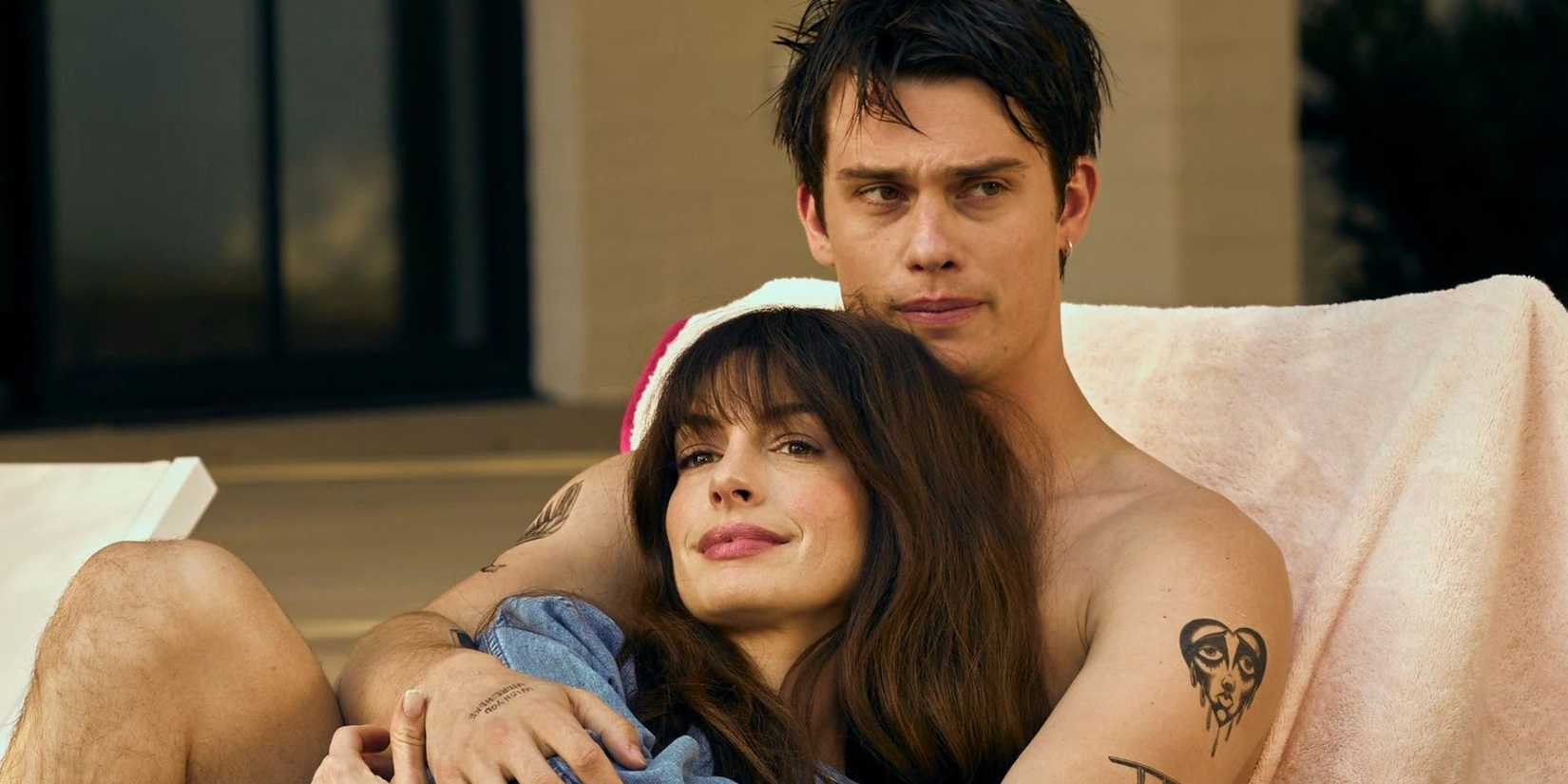 Nicholas Galitzine como Hayes segurando Anne Hathaway como Solène em The Idea of You.