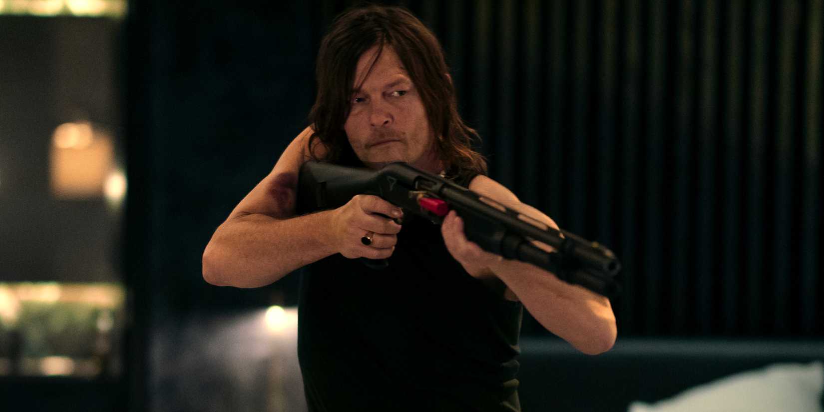Norman Reedus as Pine holding a sH๏τgun in Ballerina