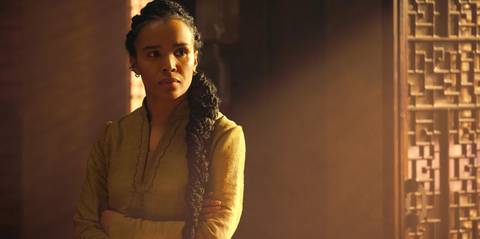 Nynaeve Looking Concerned In The Wheel Of Time