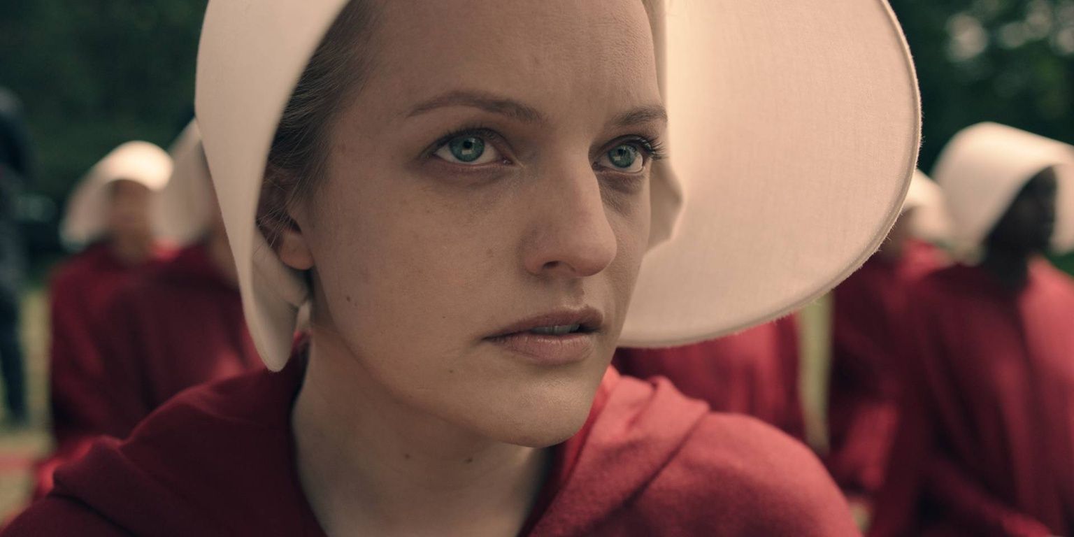 Offred in una scena della serie