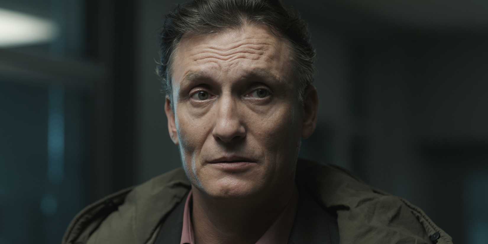 Oliver Masucci like Ulrich Nielsen in darkness