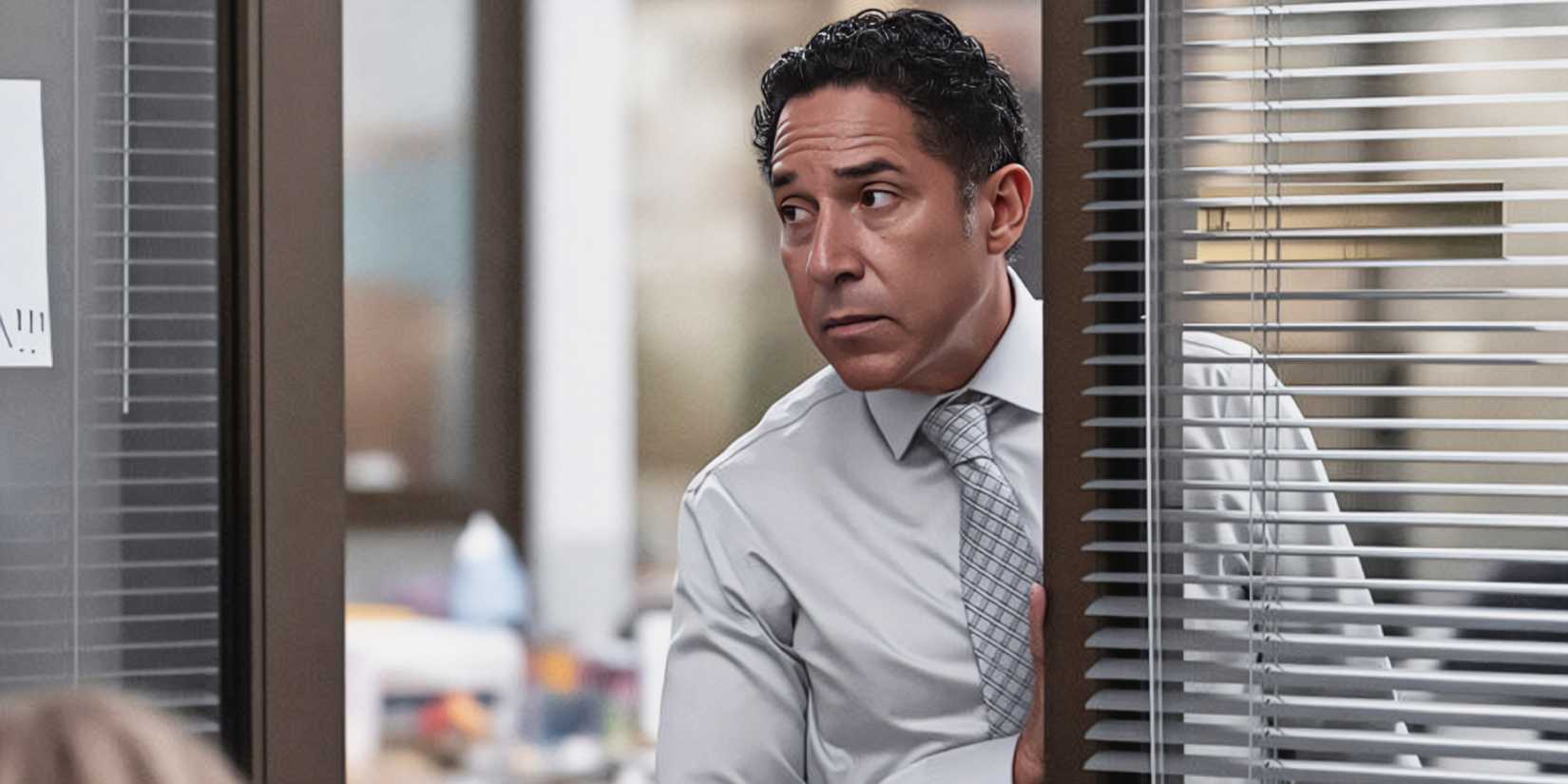 Oscar Nunez como Oscar em The Paper