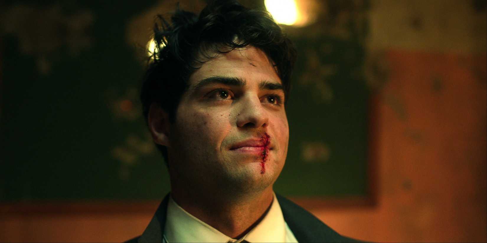 Owen Hendricks (Noah Centineo) con labbro insanguinato in The Recruit