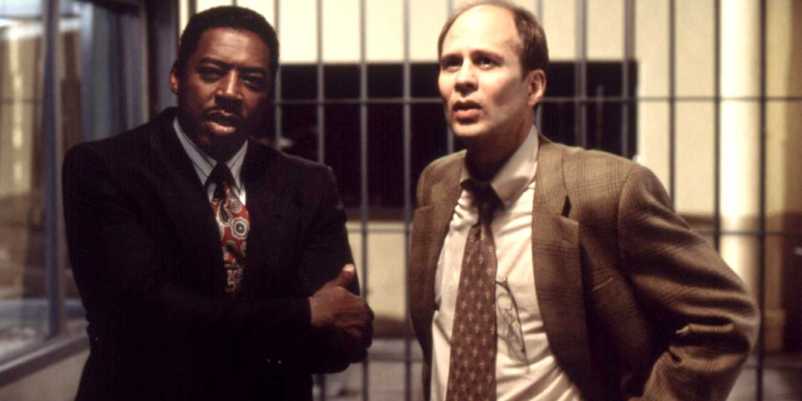 Cena de Oz com atores Ernie Hudson e Terry Kinney