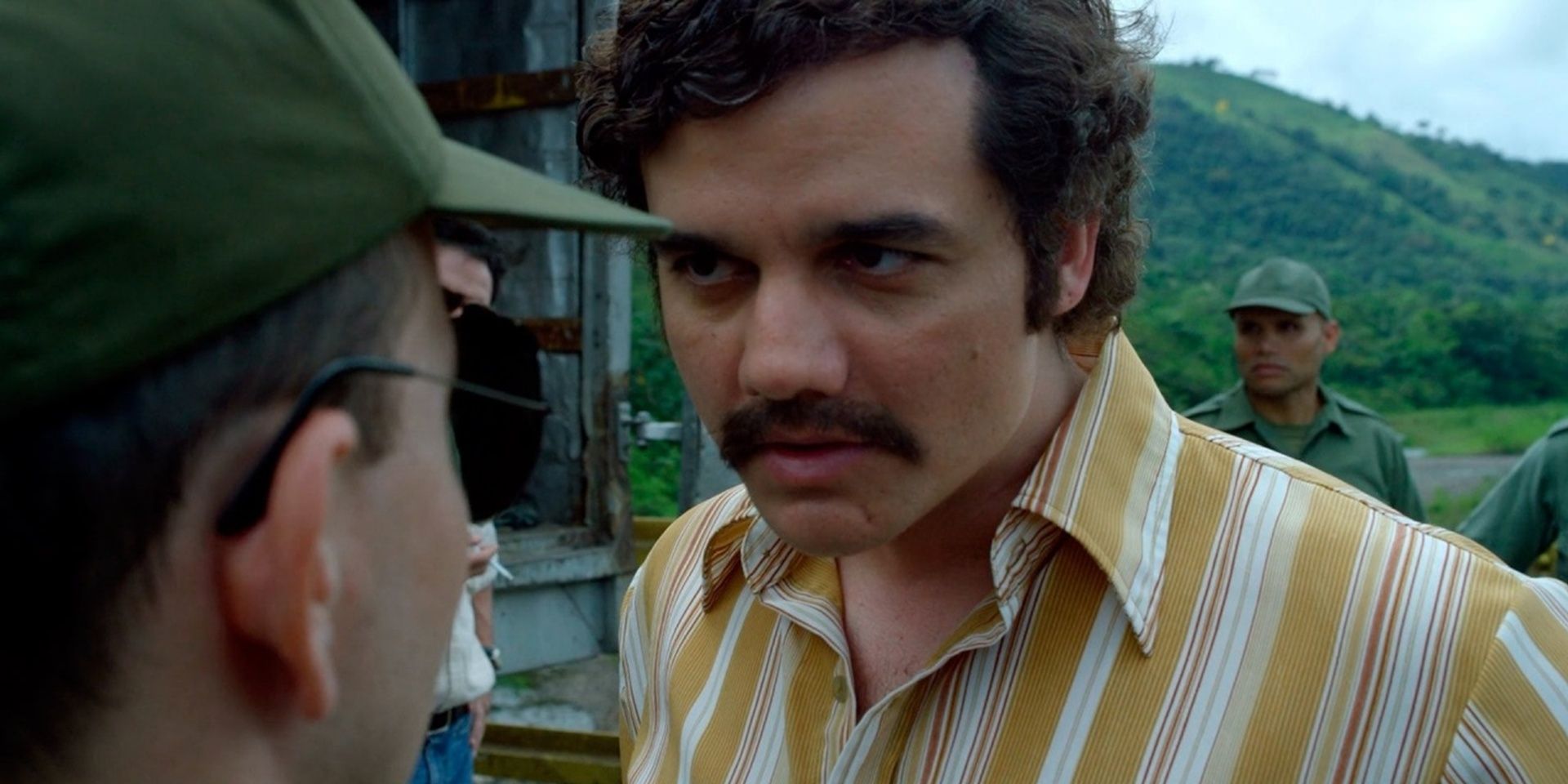 Pablo Escobar intimidisce qualcuno in Narcos