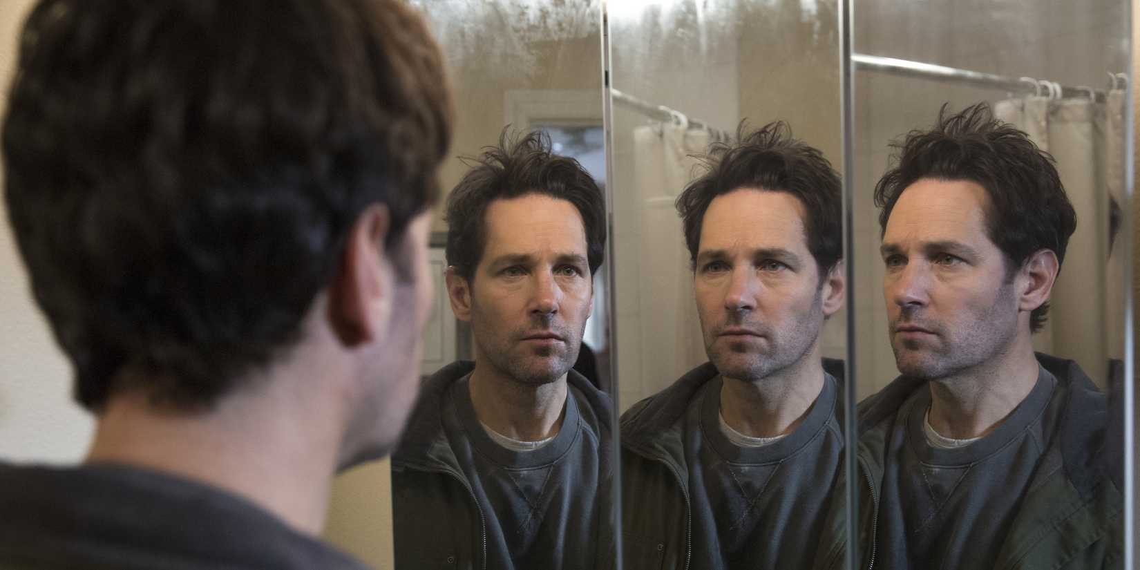 Paul Rudd como Miles se olhando em múltiplos espelhos em Living with Yourself