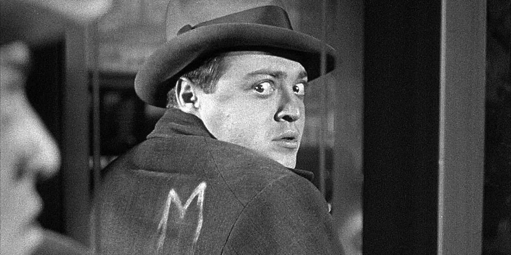 Peter Lorre nei panni di Hans Beckert con il marchio M sul retro