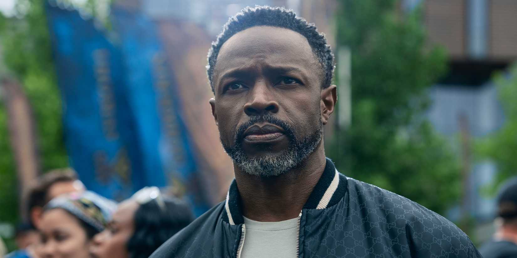 Sean Patrick Thomas como Polarity em um comício em Gen V temporada 2