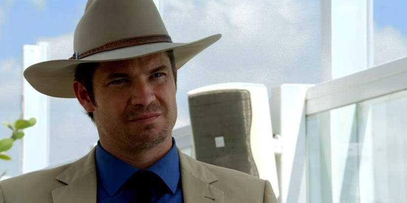 Raylan Givens (Timothy Olyphant) parecendo zangado na 1ª temporada de Justified, episódio 1.