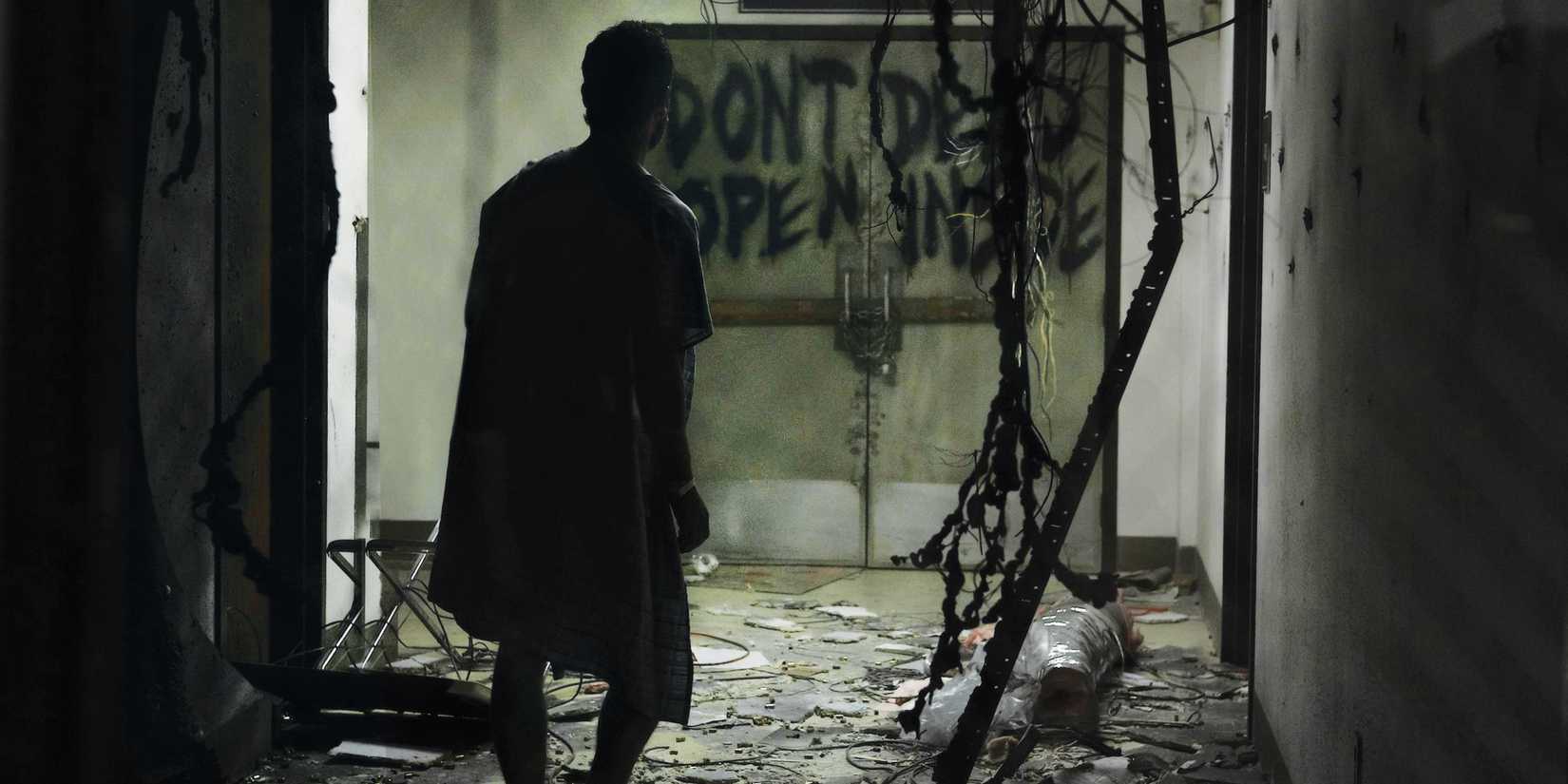 Andrew Lincoln as Rick Grimes walking through the hospital in The Walking Dead pilot