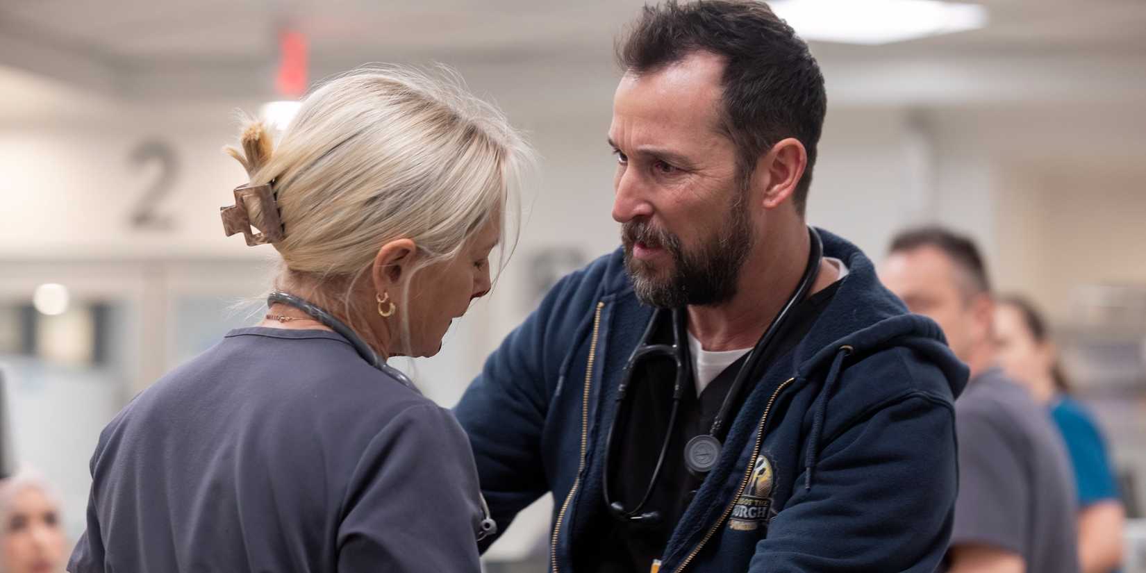 Robby segurando os braços de Dana em The Pitt