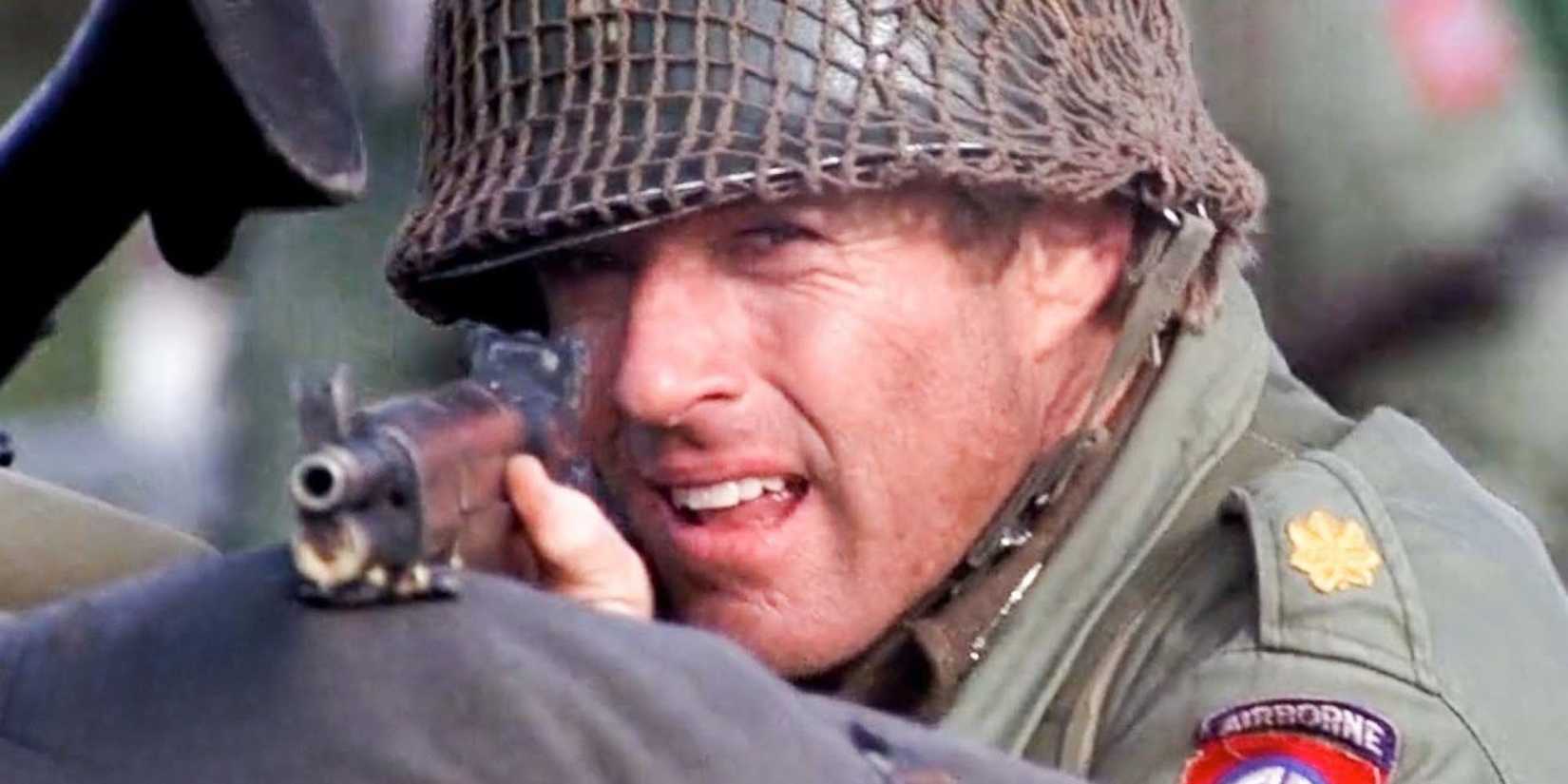 Robert Redford as Major Julian Cook aiming a gun in A Bridge Too Far