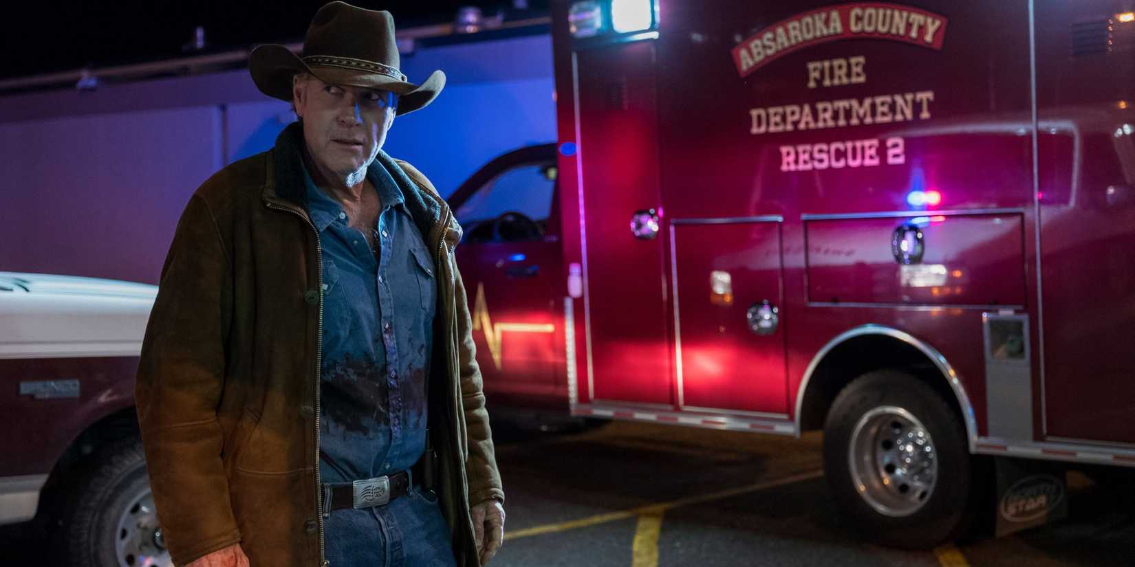 Robert Taylor as Walt Longmire standing infront an ambulance at night in Longmire