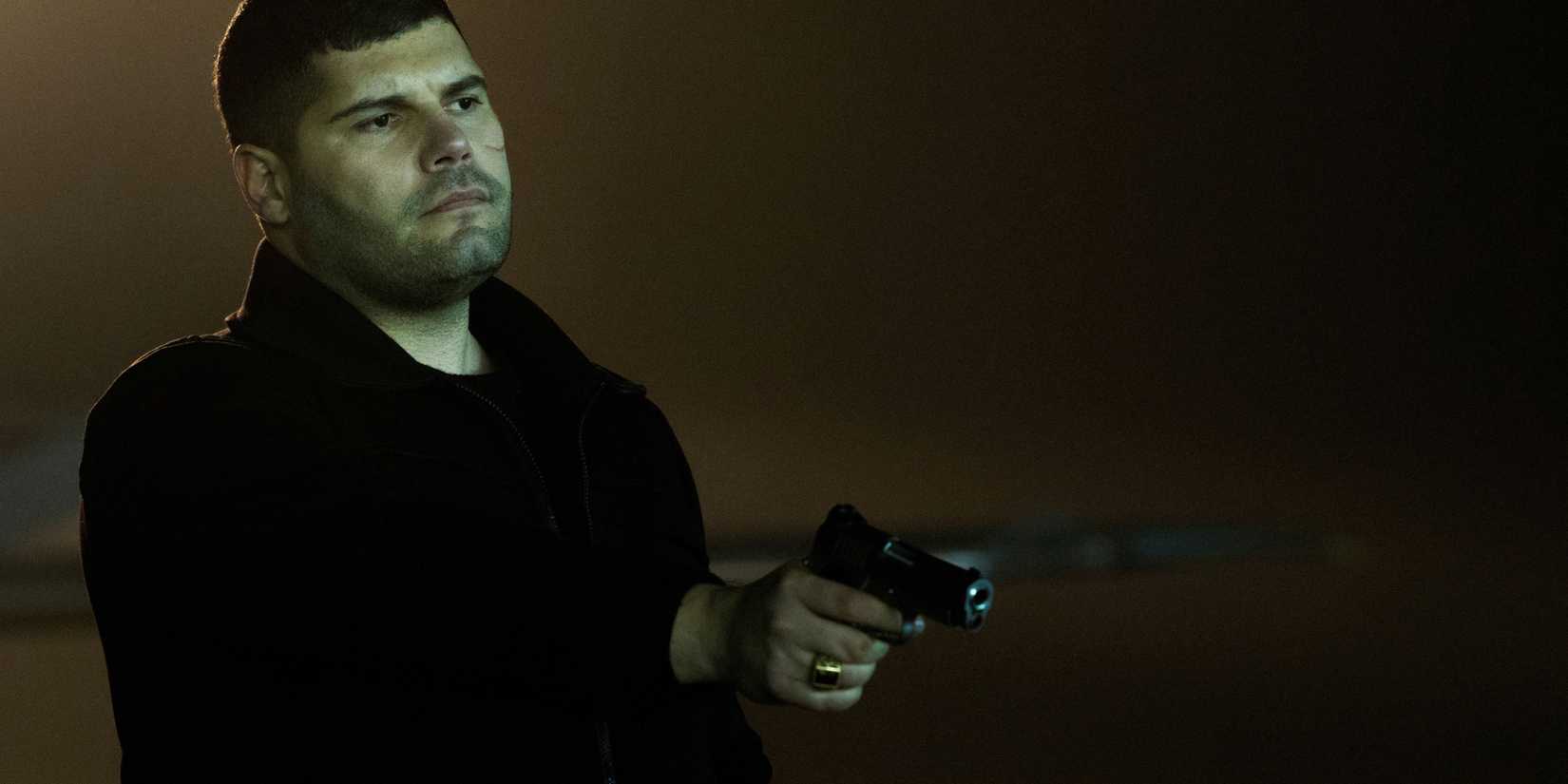 Salvatore Esposito als Gennaro Savastano, der in Gomorra seine Pistole in die Luft hebt