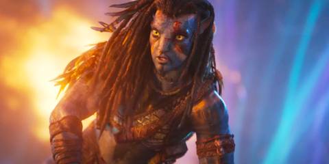 Sam Worthington in the midst of battle as Jake Sully in Avatar Fire and Ash