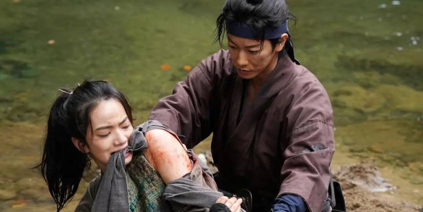 Two samurai tend to their wounds in Samurai Marathon