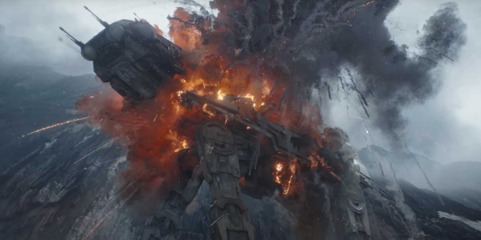 Um AT-AT é colocado em chamas e destruído em uma montanha nevada.
