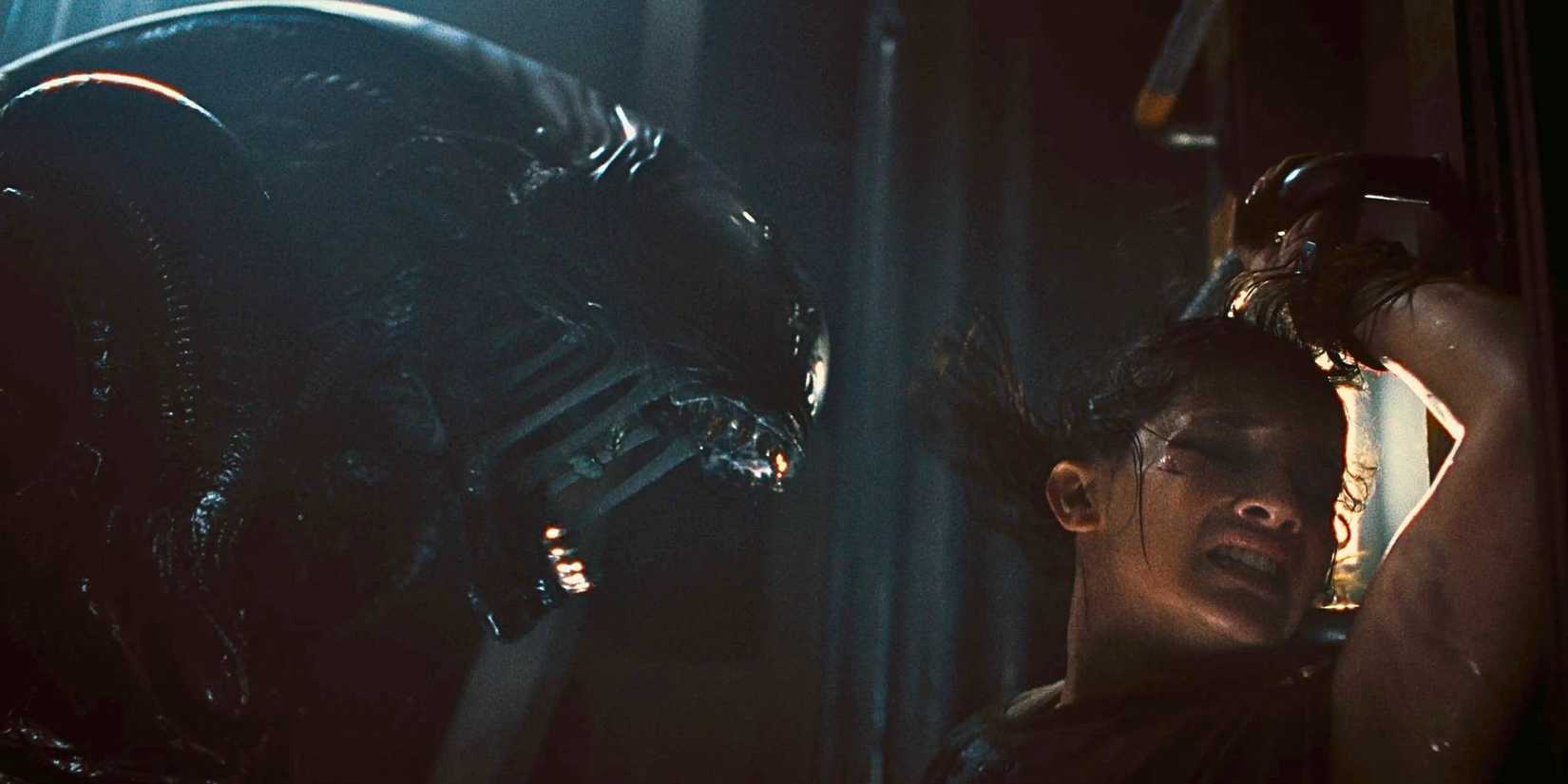 Cailee Spaeny and a xenomorph in Alien: Romulus