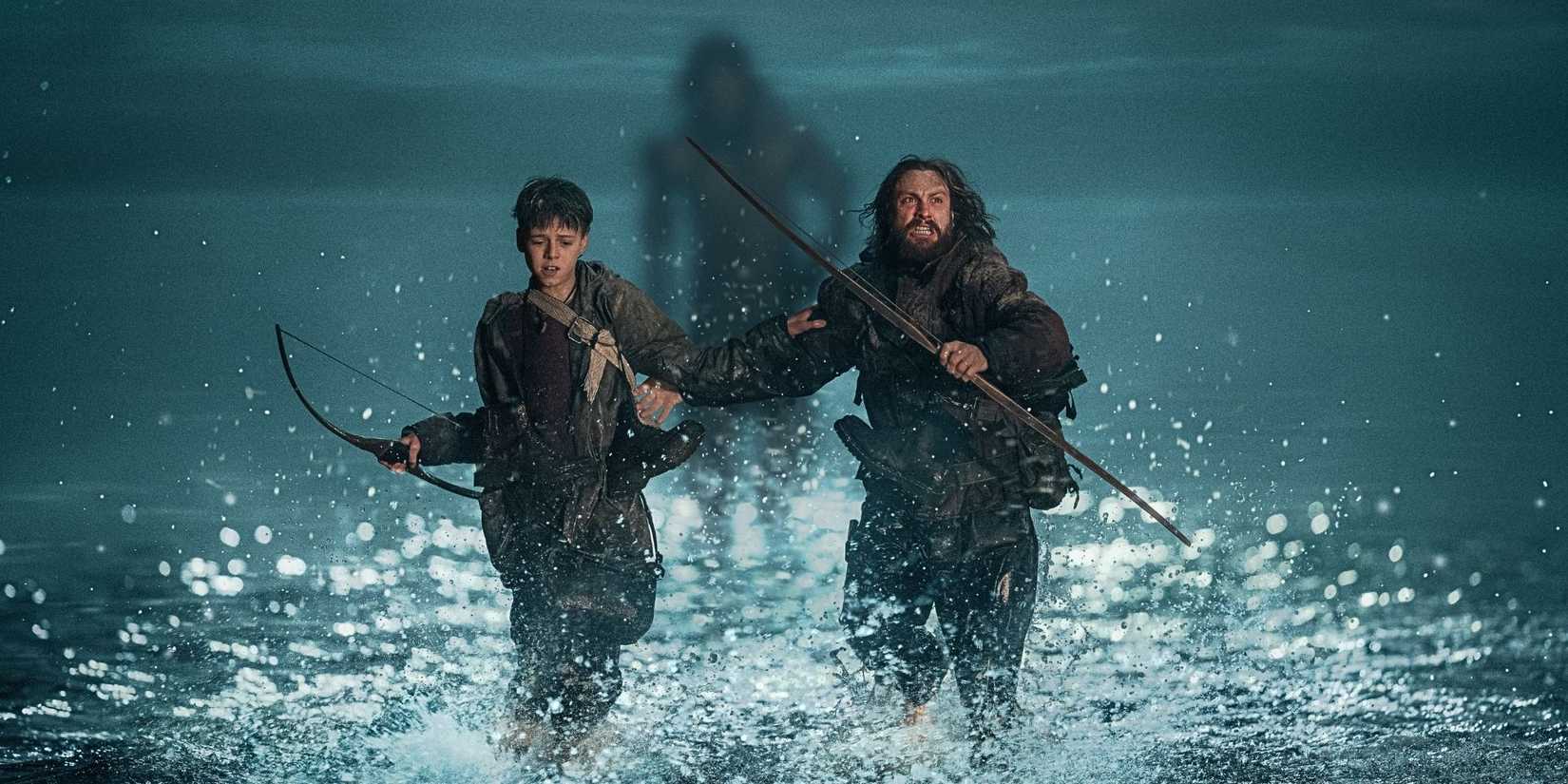 Alfie Williams and Aaron Taylor Johnson as Spike, and Aaron Taylor Johnson as Jamie running from the Alpha infected 28 years later