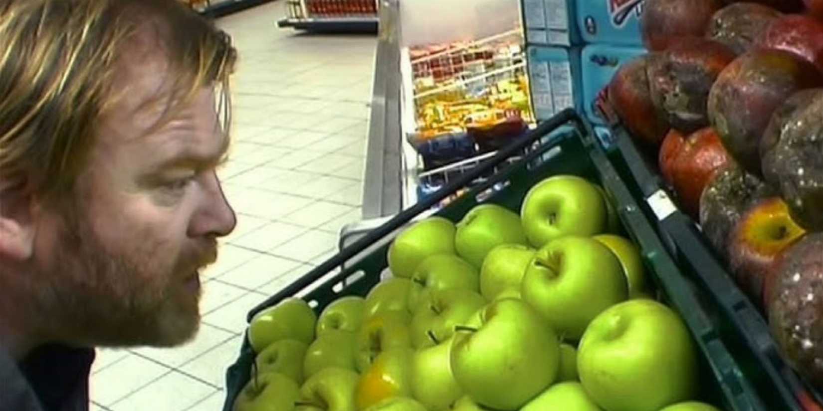 Brendan Gleeson as Frank with his irradiated apples in 28 Years Later