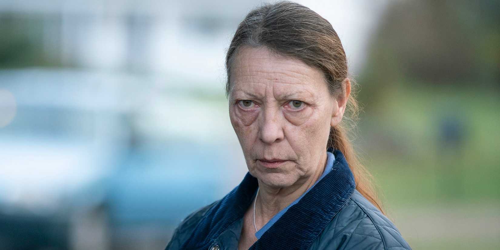 Mulher mais velha olhando para a câmera em Marianne