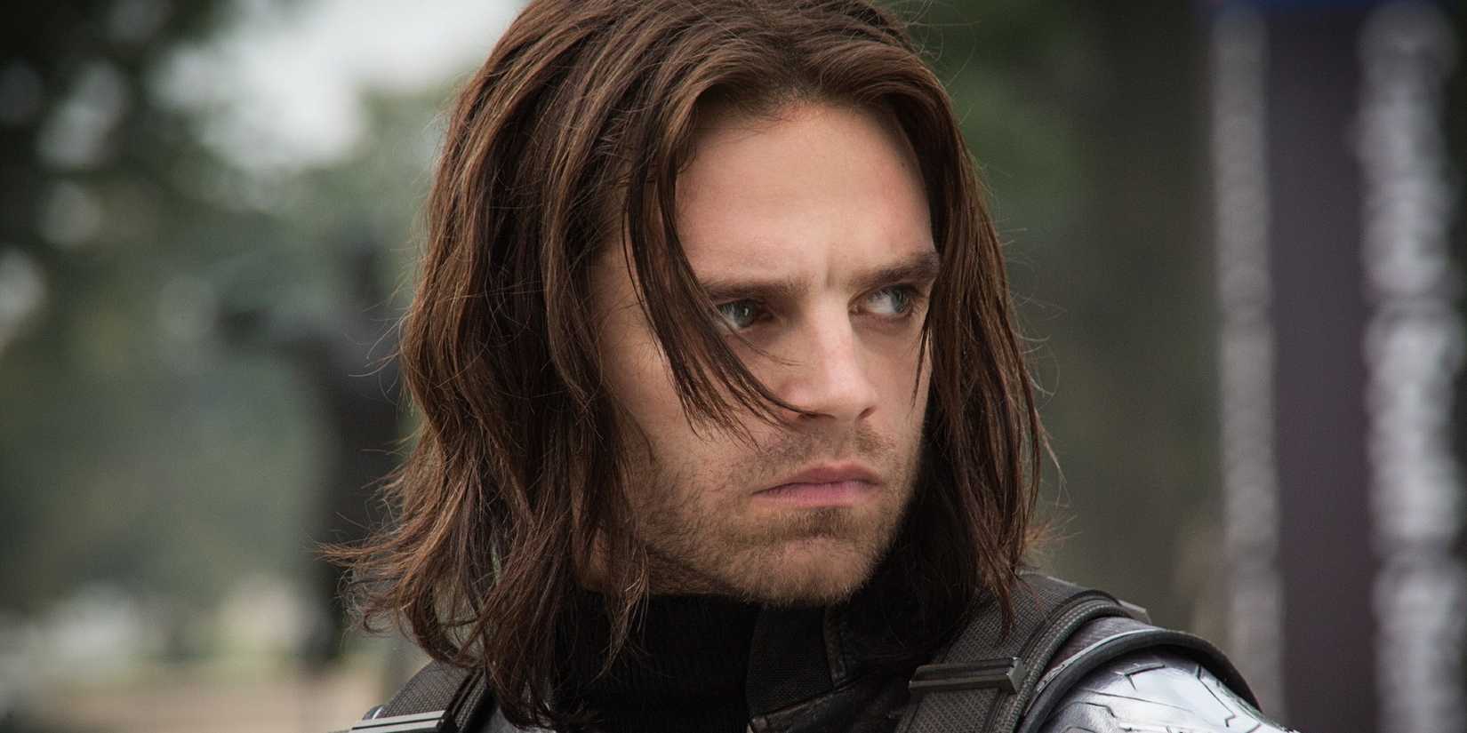 Bucky Barnes de Sebastian Stan olha para o lado em Capitão América: O Soldado Invernal