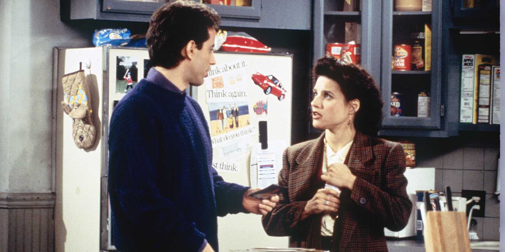 Elaine e Jerry em seu apartamento em Seinfeld.