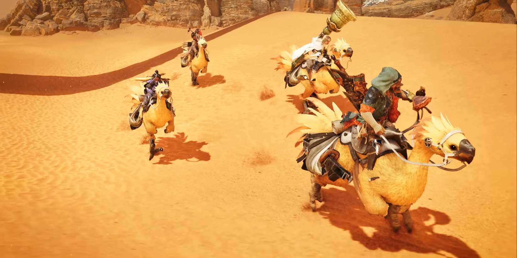 Vários personagens jogadores andando de chocobos pelo deserto em Monster Hunter Wilds.