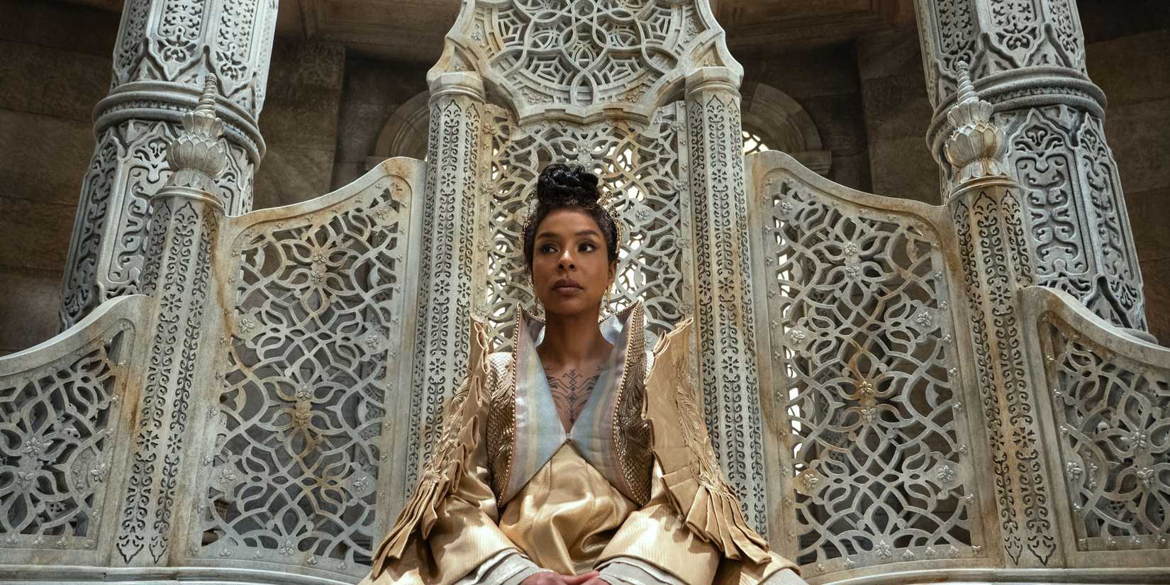 Sophie Okonedo sentada no Trono da Amyrlin em The Wheel of Time