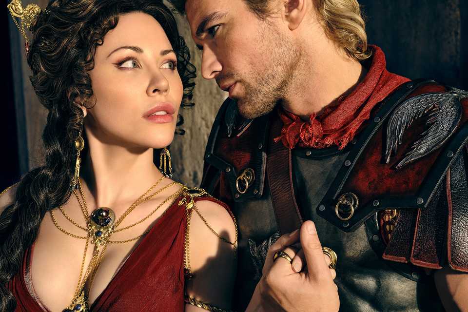 Cornelia and Caesar looking lovingly at each other in Spartacus: House of Ashur