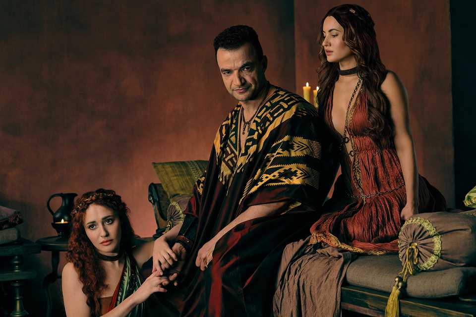 Ashur flanked by Messia and Hilara in Spartacus: House of Ashur
