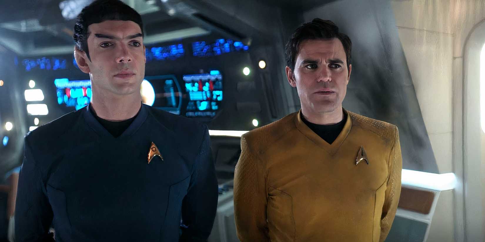 Spock e Kirk lado a lado em Star Trek: Strange New Worlds