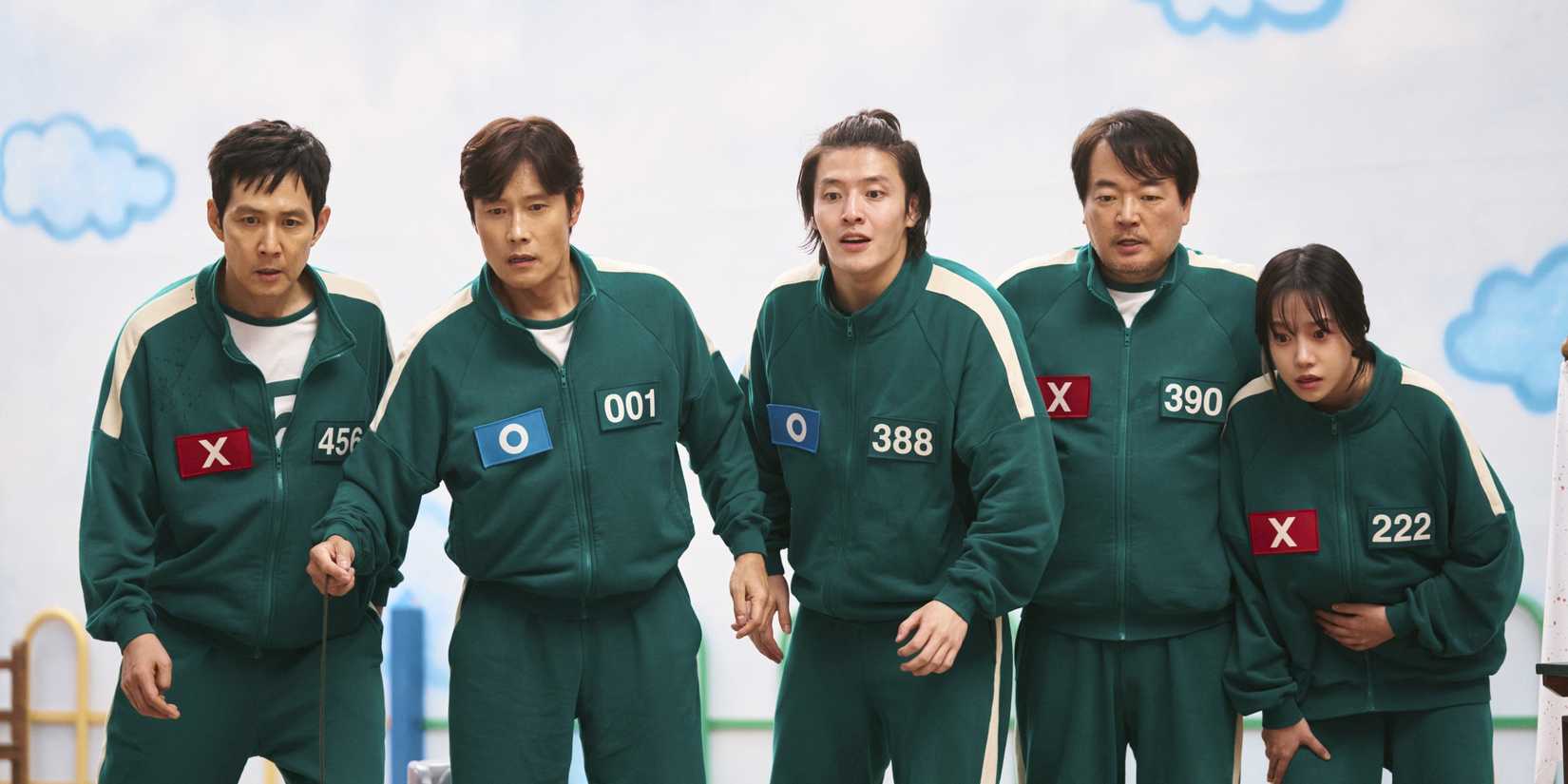 Gi-hun, In-ho, Dae-ho, Jung-bae, and Jun-hee during the six-legged race in Squid Game season 2