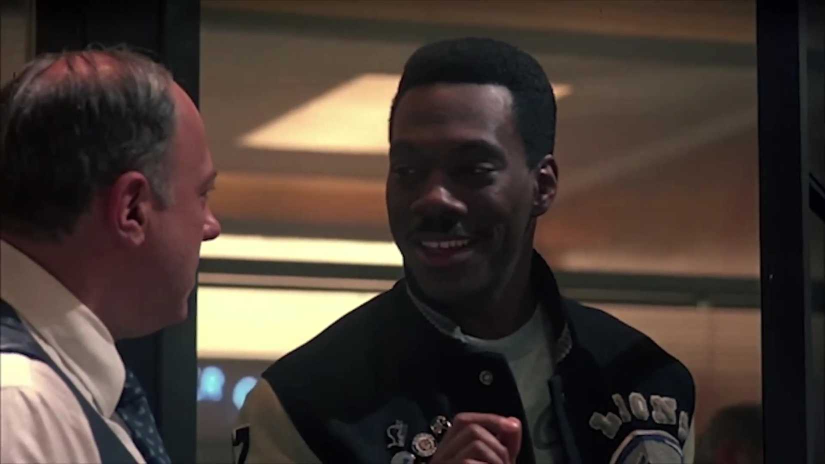 Axel Foley sorri em Um Tira da Pesada 2