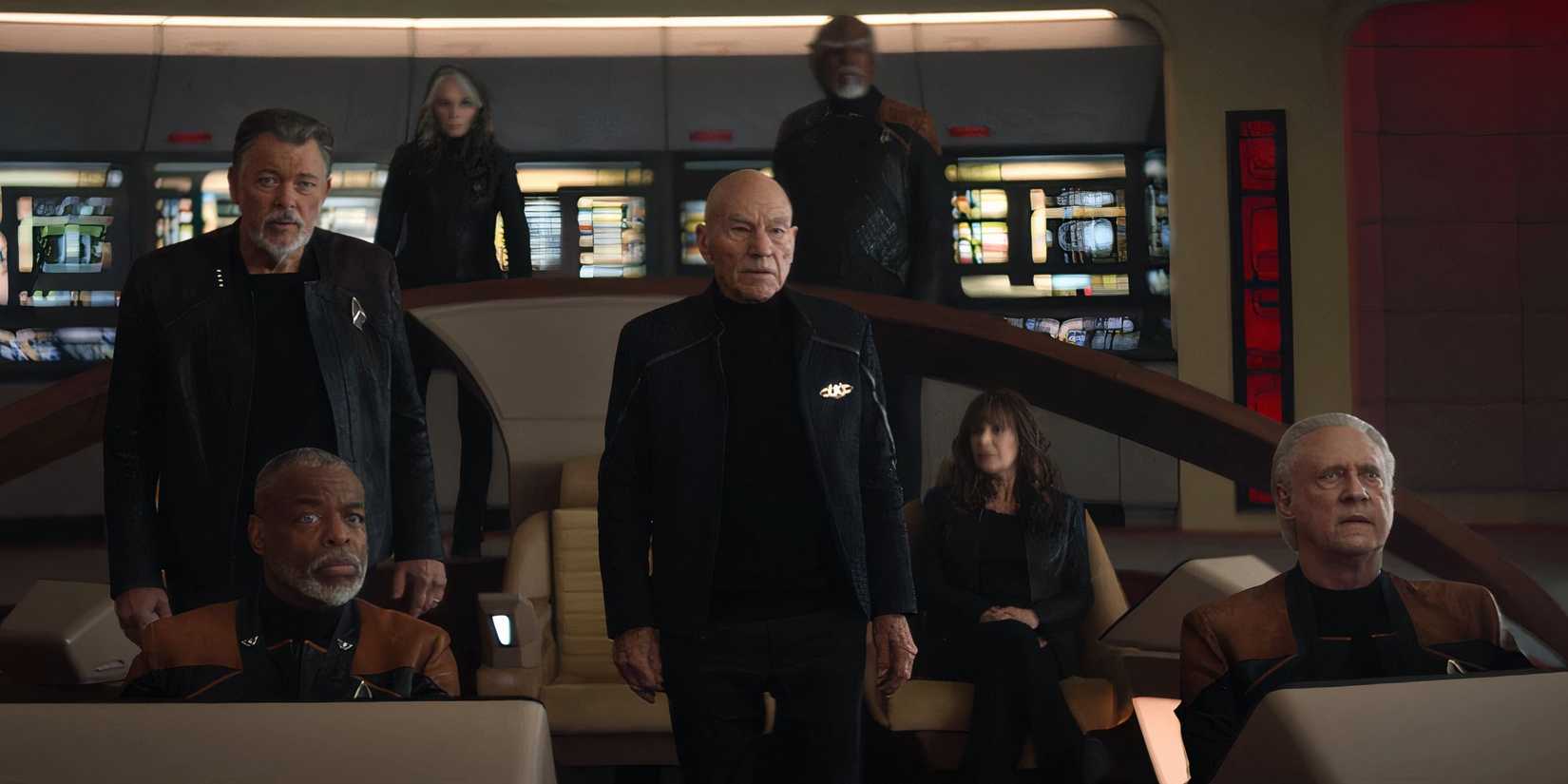 Star Trek Picard season 3 TNG crew on bridge