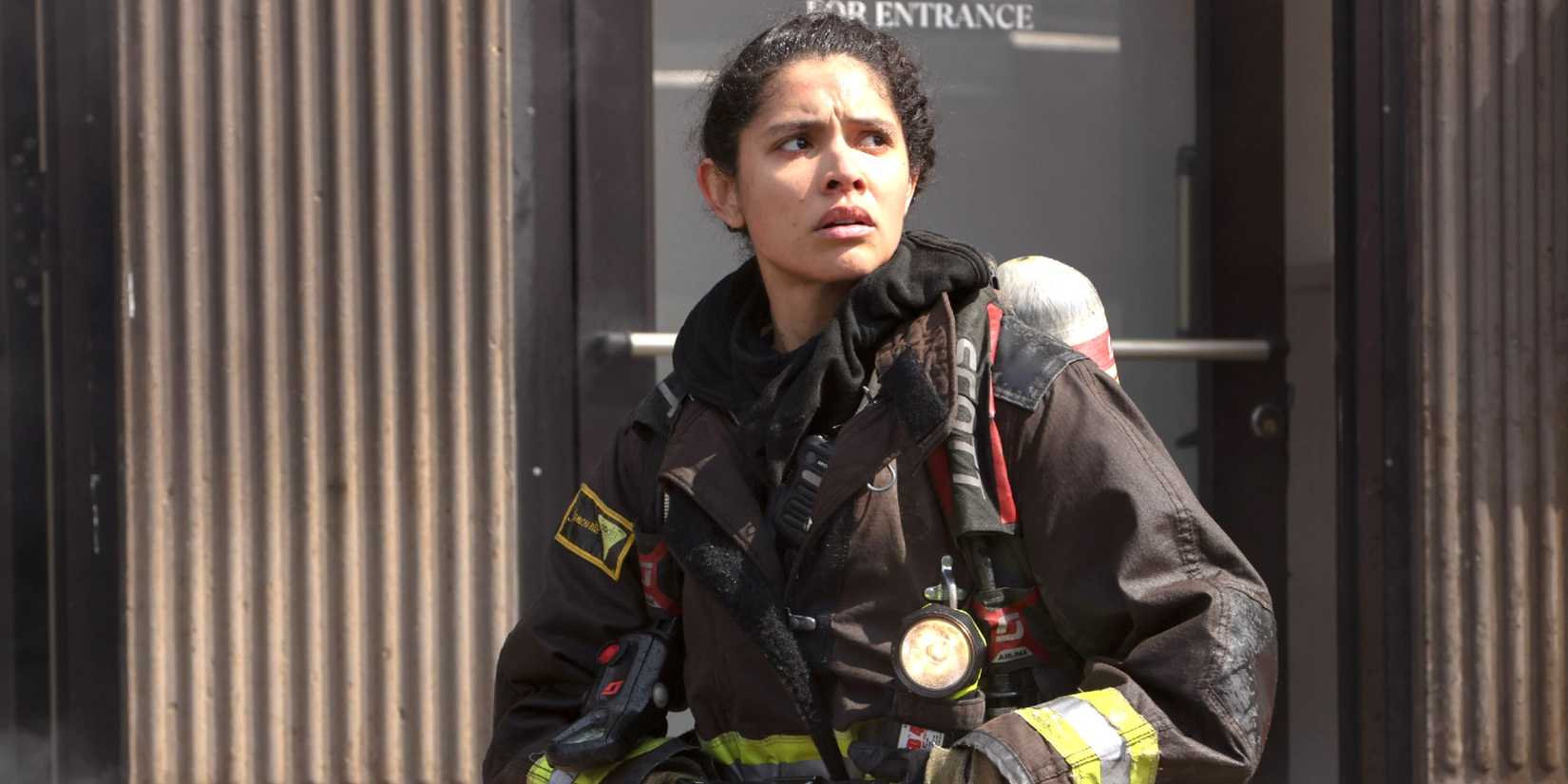 Stella em seu uniforme de bombeira olhando para cima em Chicago Fire, 11ª temporada