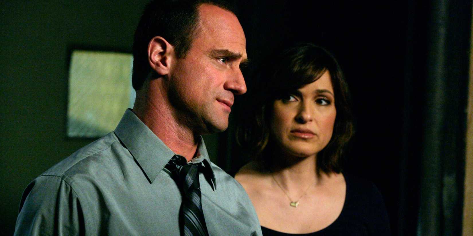 Detectives Stabler (Chris Meloni) and Benson (Mariska Hargitay) looking serious outside of an interrogation room in Law & Order: SVU