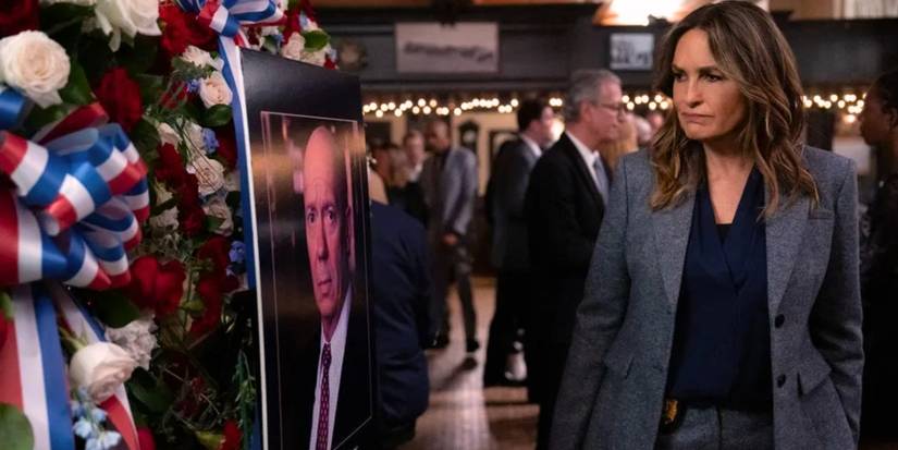 Olivia Benson (Mariska Hargitay) olha para uma foto de Don Cragen (Dann Florek) em seu memorial na 27ª temporada de Law & Order: SVU.