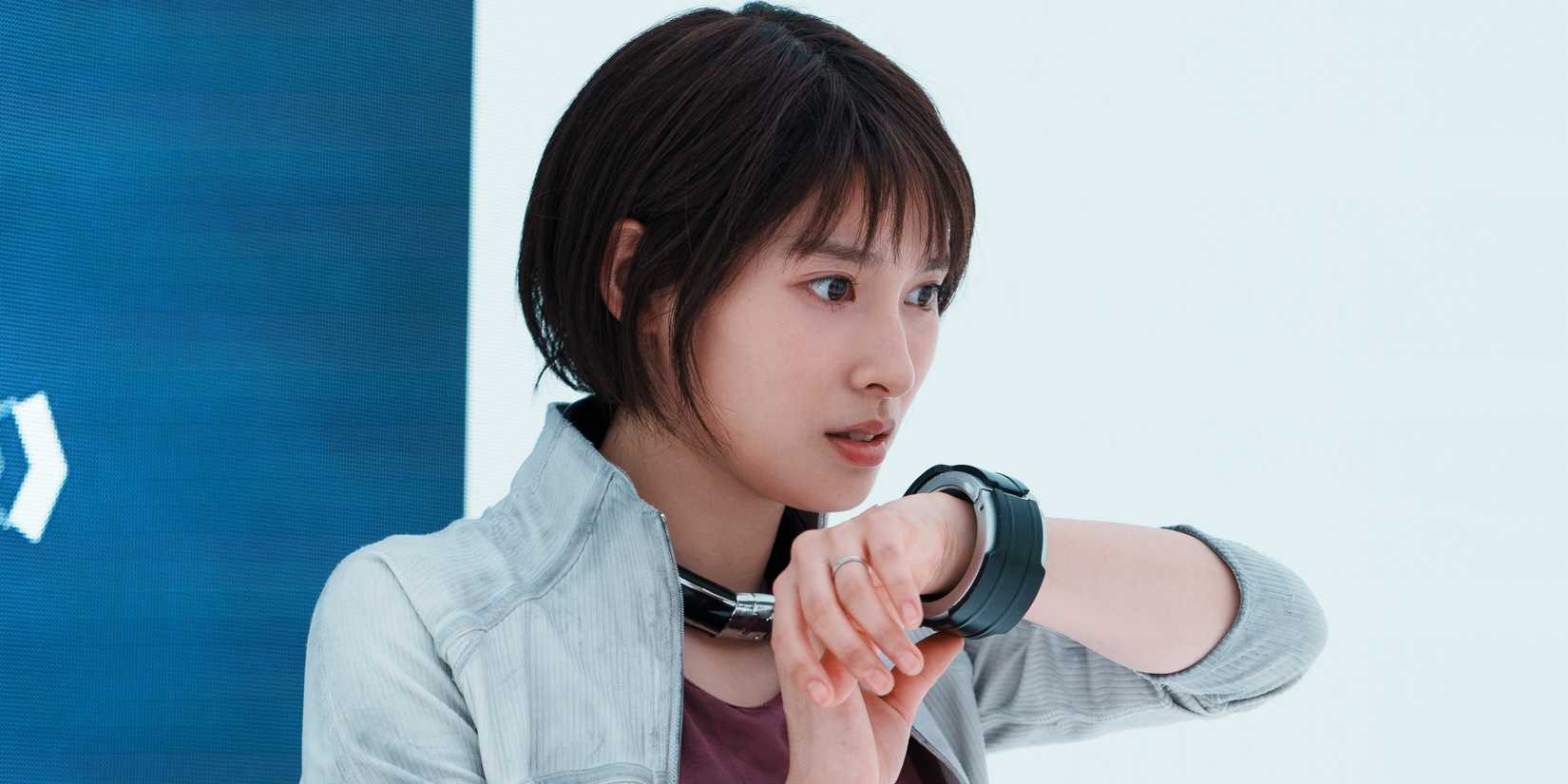 Tao Tsuchiya as Usagi using her communication device in Alice in Borderland season 3