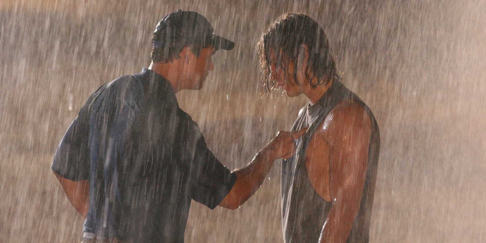 Tim Riggins (Taylor Kitsch) y el entrenador Taylor (Kyle Chandler) bajo la lluvia de Friday Night Lights