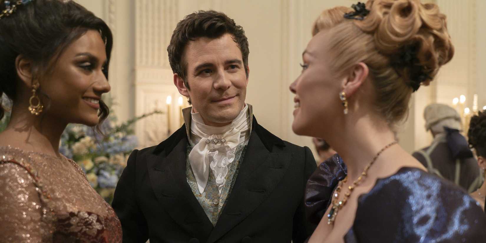 Simone Ashley, Luke Thompson, Hannah New smiling in Bridgerton season 3