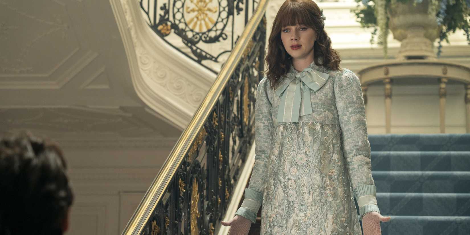 Eloise (Claudia Jesse) walking down the stairs in Bridgerton season 3