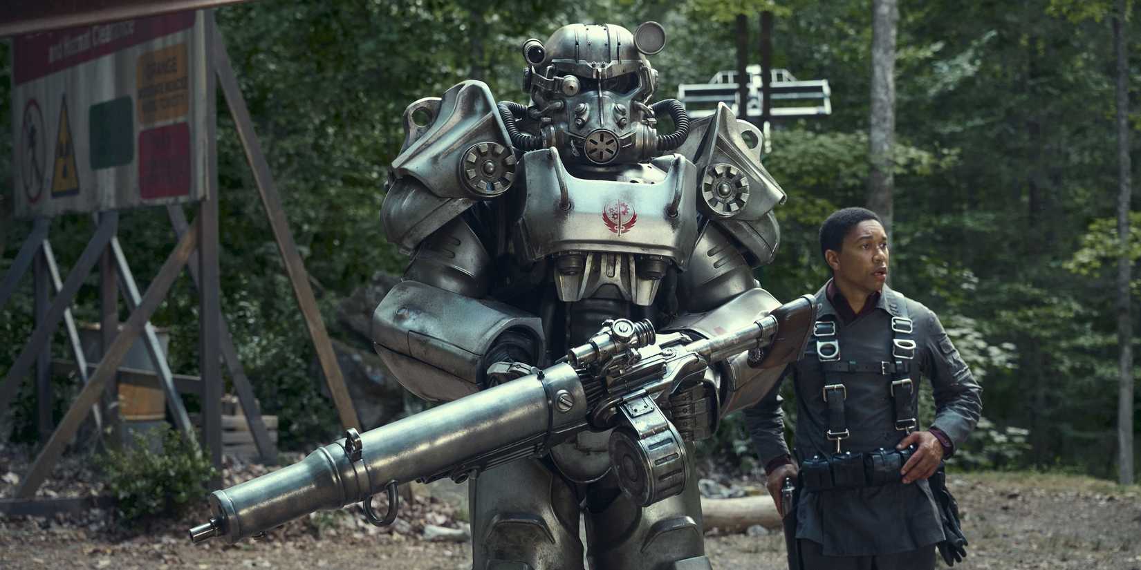 Aaron Moten ao lado de uma Power Suit em Fallout temporada 1