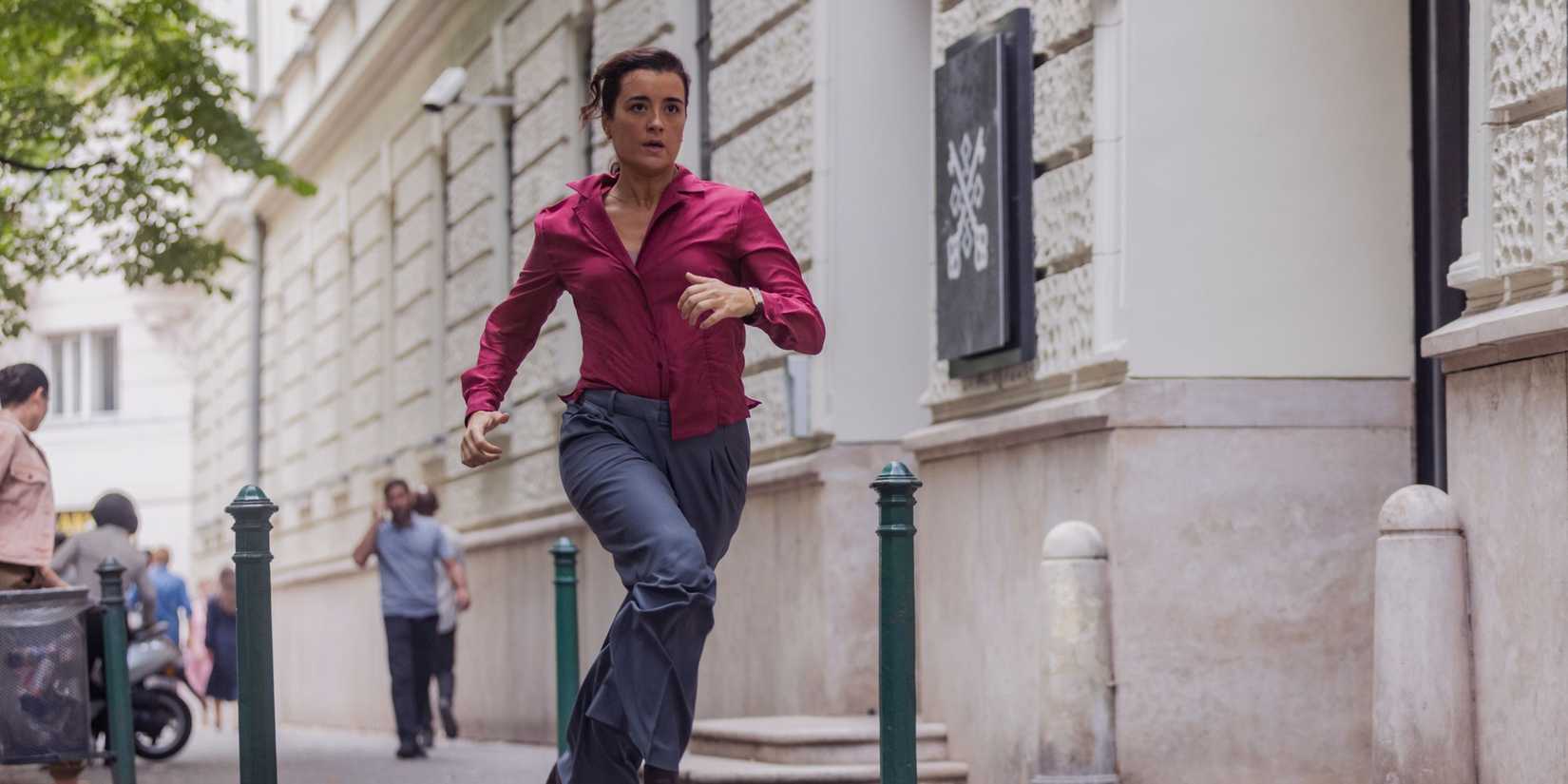 Cote de Pablo as Ziva running in NCIS Tony and Ziva
