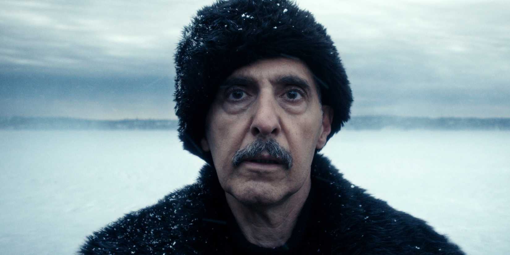 Ирвинг (Джон Туртурро) в зимней черной одежде и с испуганным выражением лица, стоя на замерзшем озере в 2 сезоне сериала "Severance", 4 эпизод