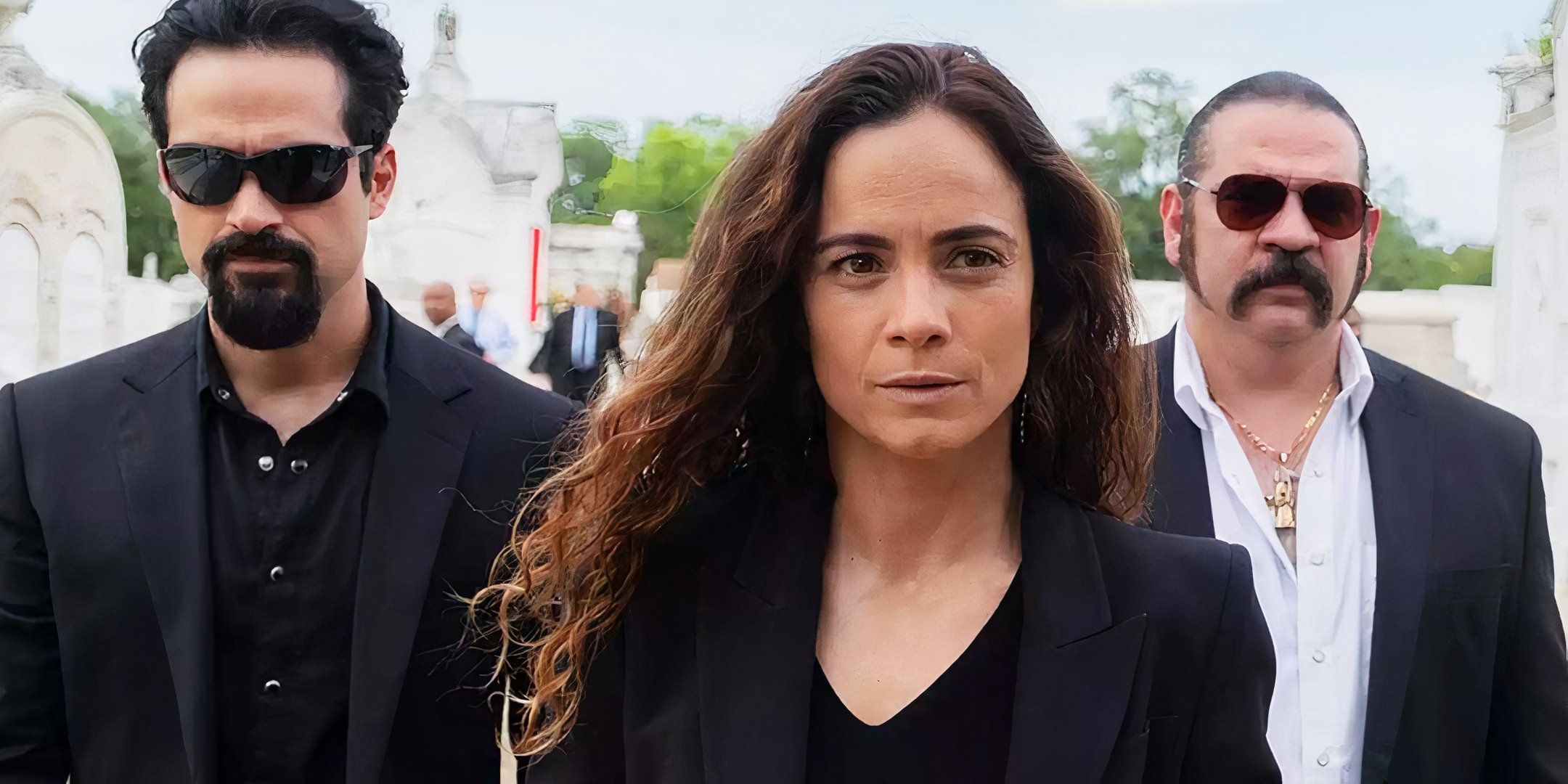 Teresa circondata dai suoi uomini d’onore in Queen of the South