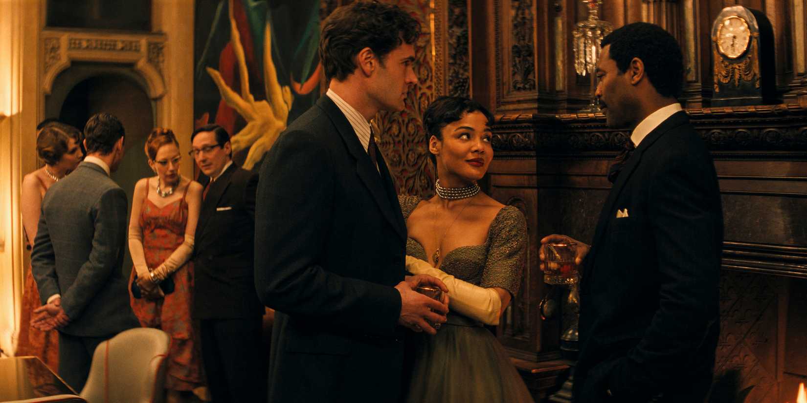 Tessa Thompson, Tom Bateman e Nicholas Pinnock em Hedda
