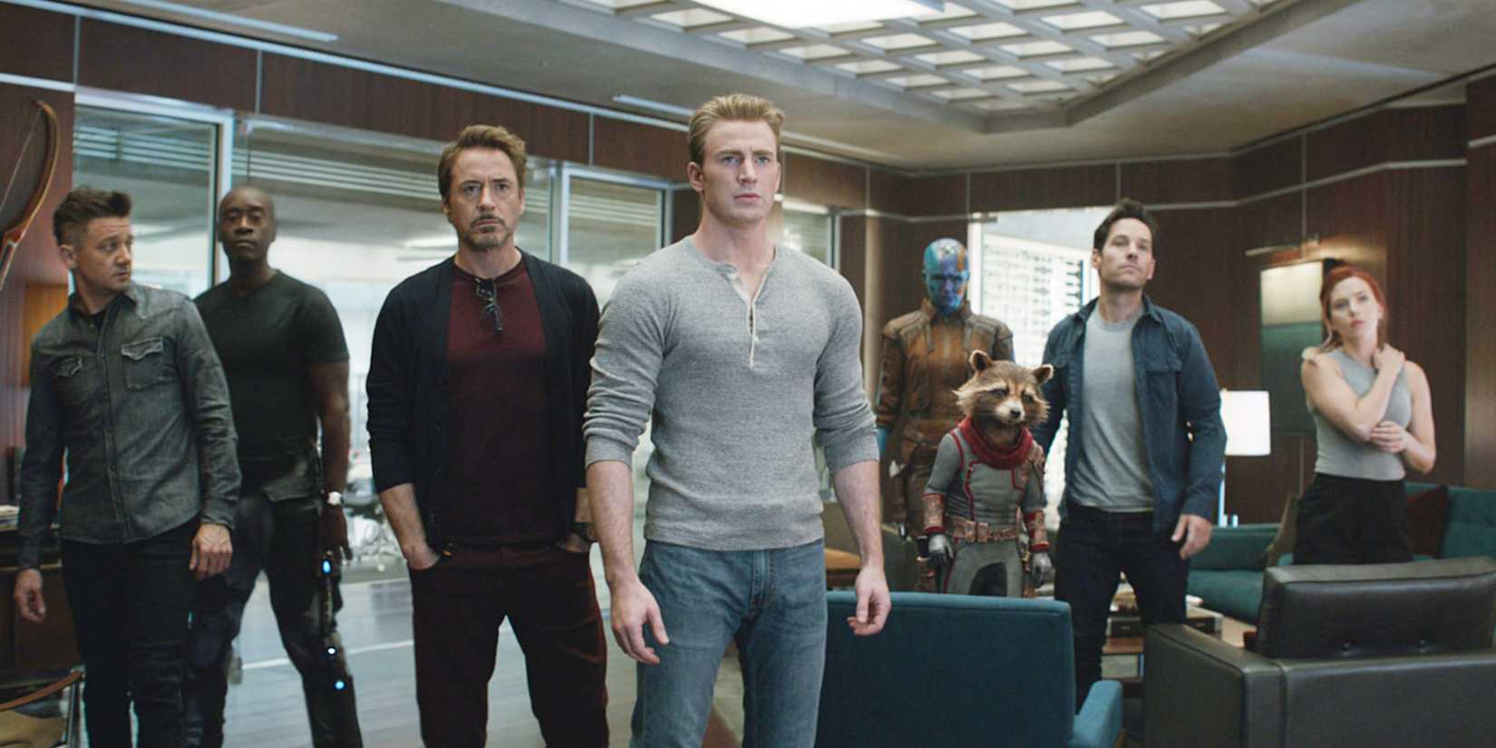 Os Vingadores olhando para fora da tela em Vingadores Ultimato