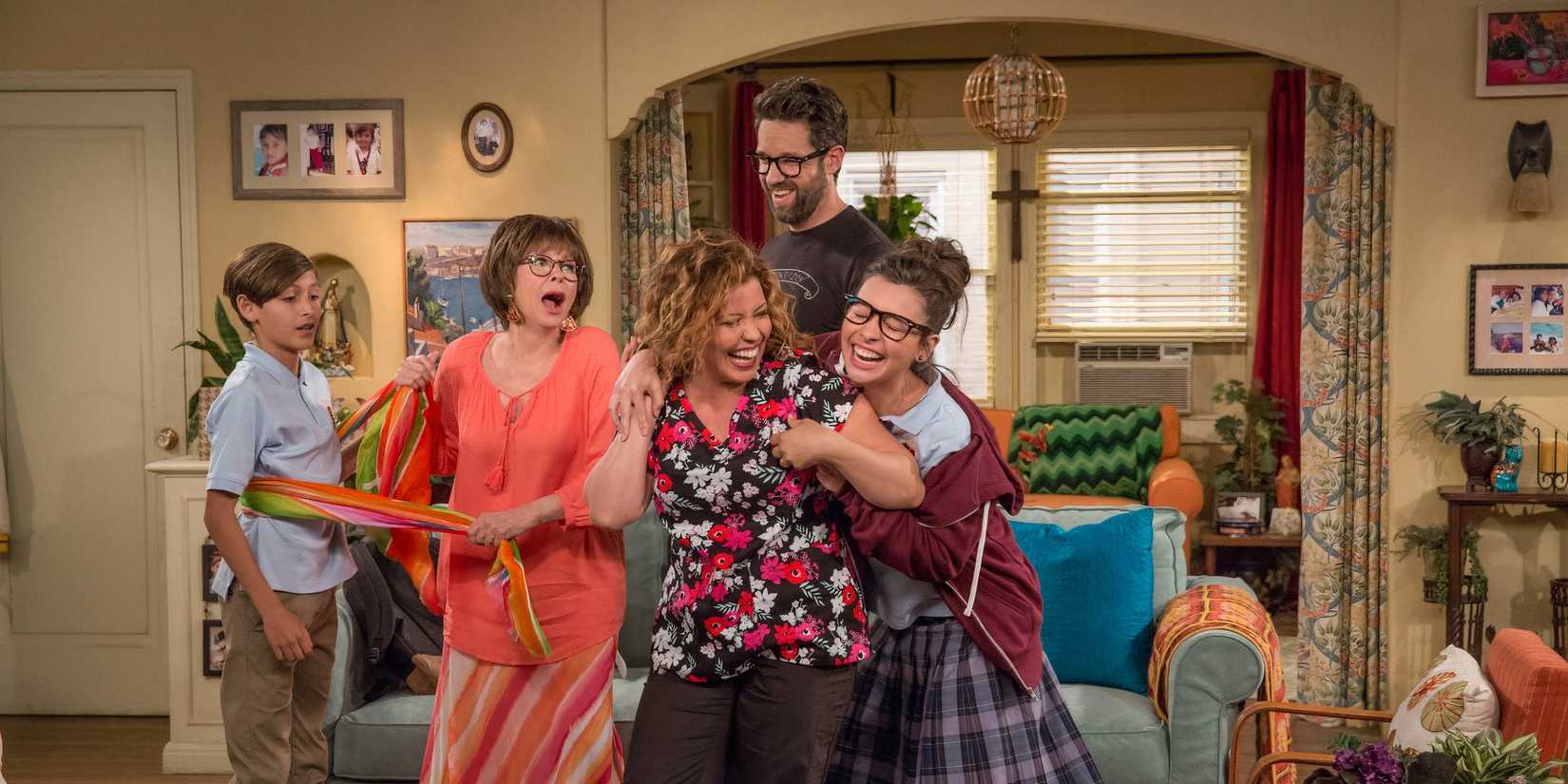 Elenco do reboot de One Day At A Time rindo