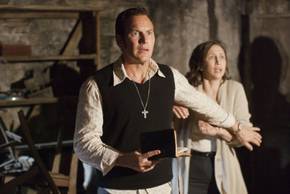 Ed (Patrick Wilson) and Lorraine (Vera Farmiga) looking afraid of something in The Conjuring